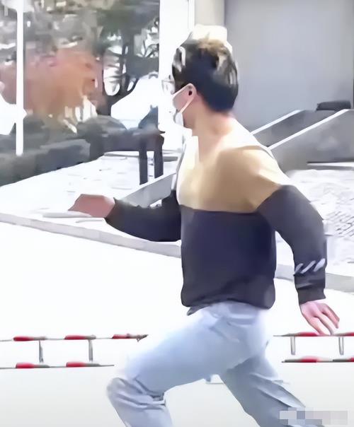 【分享】为爱冲锋！如何利用好奇心，蹭热度来赚钱？